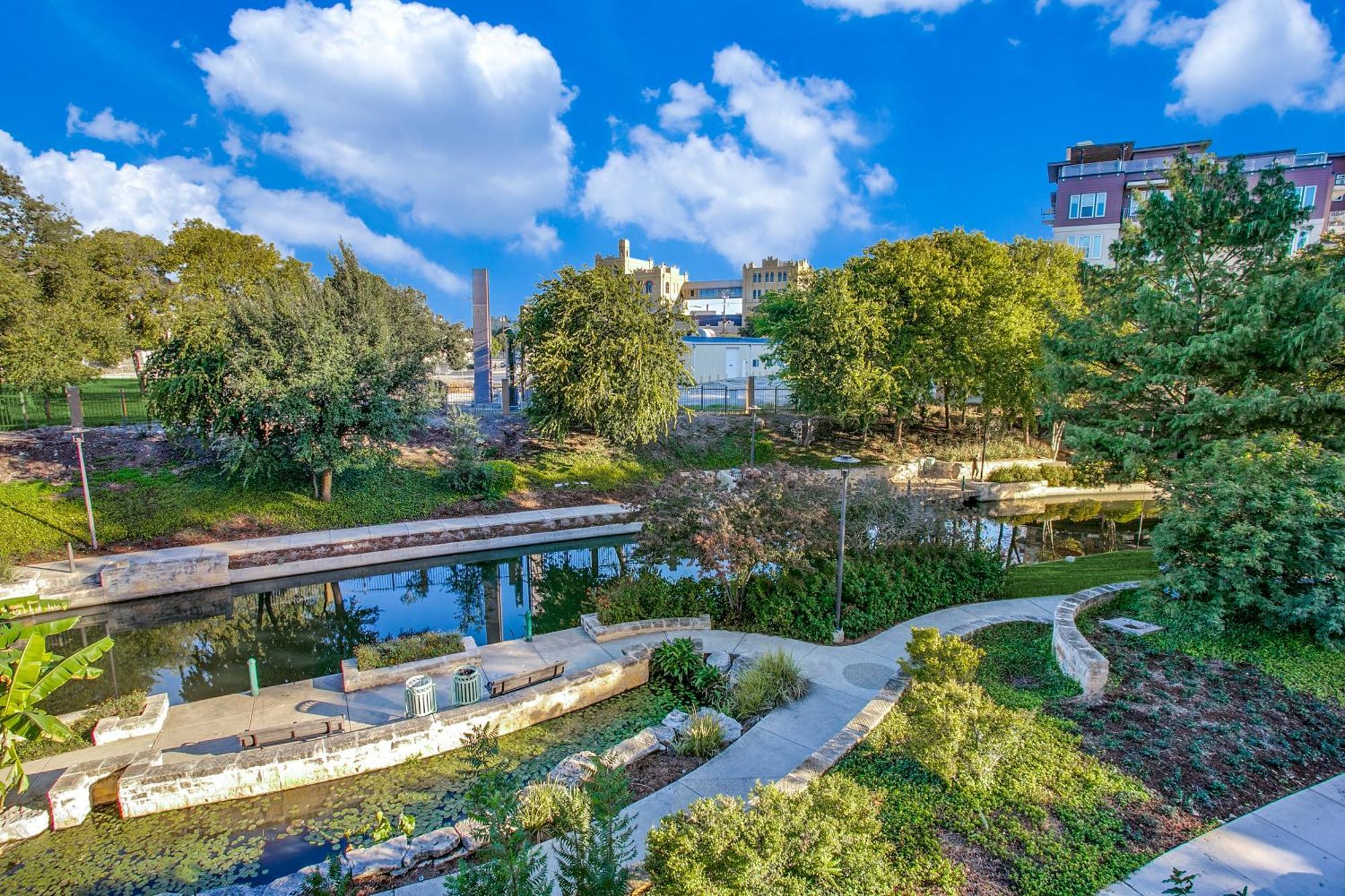 Lush Downtown Condo On Riverwalk W King Ste, Free Parking, Pet Friendly, Centrally Located On Riverwalk 샌안토니오 외부 사진