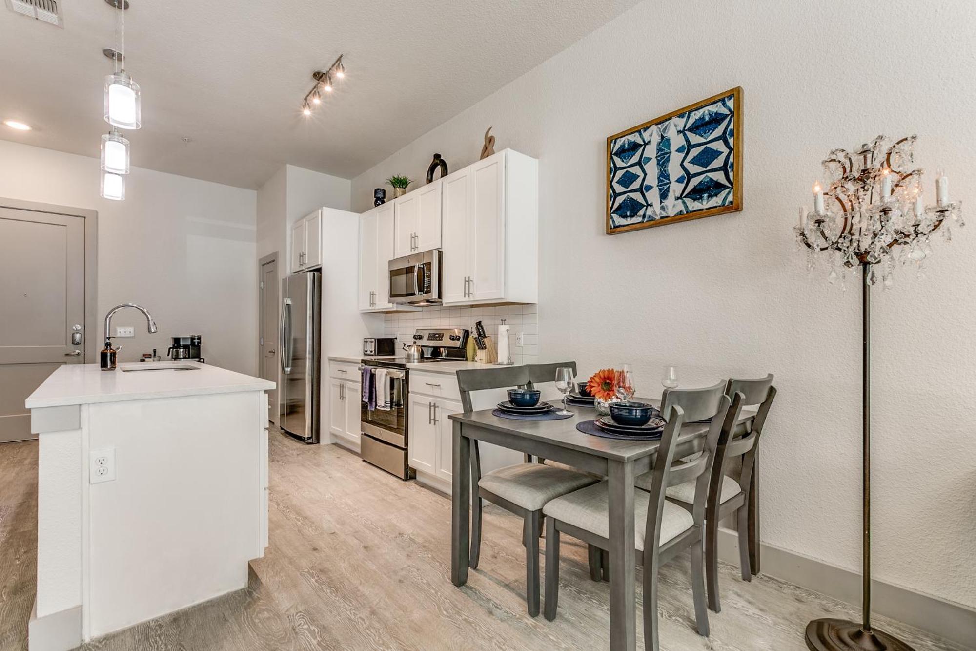 Lush Downtown Condo On Riverwalk W King Ste, Free Parking, Pet Friendly, Centrally Located On Riverwalk 샌안토니오 외부 사진