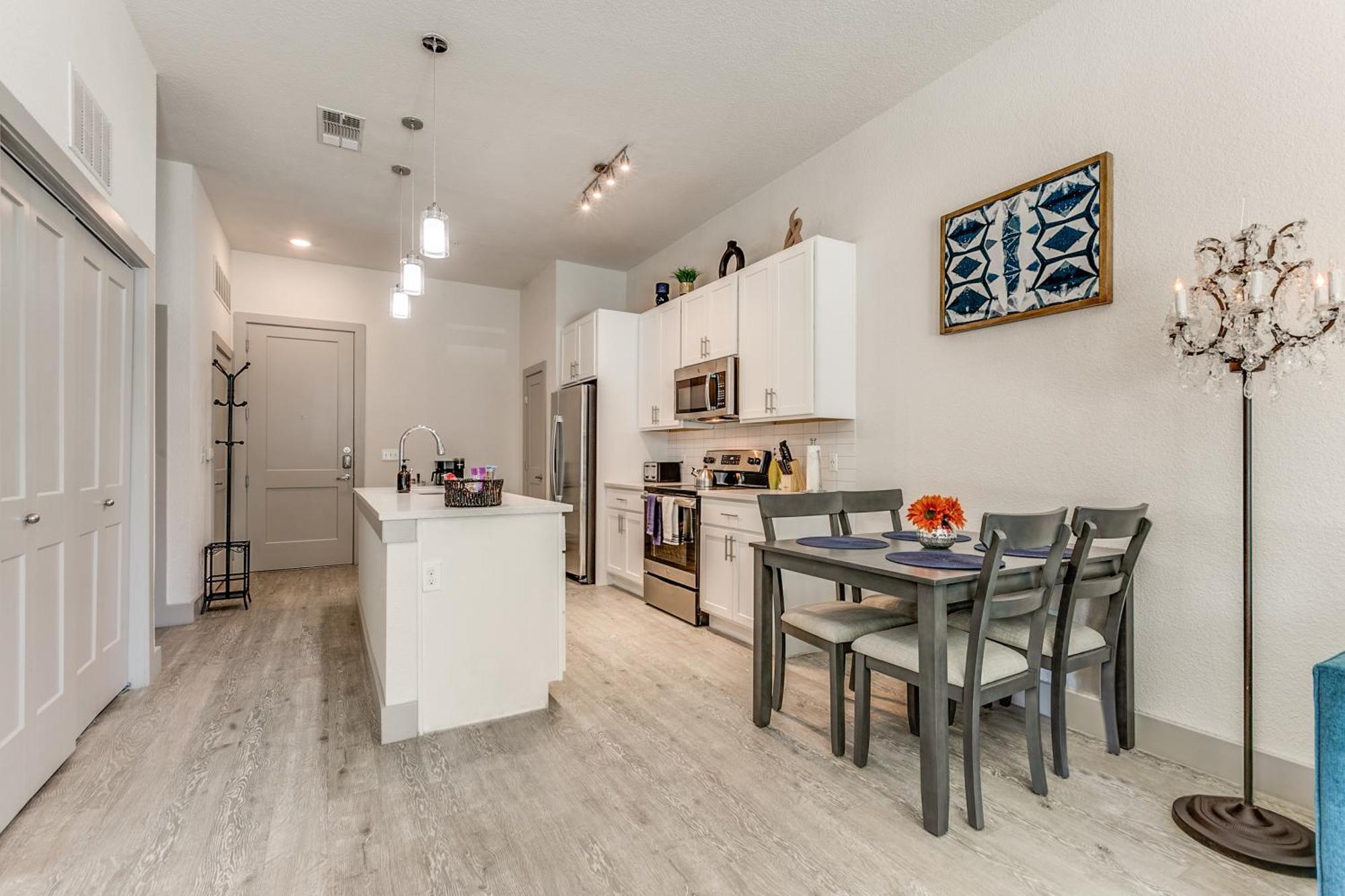 Lush Downtown Condo On Riverwalk W King Ste, Free Parking, Pet Friendly, Centrally Located On Riverwalk 샌안토니오 외부 사진