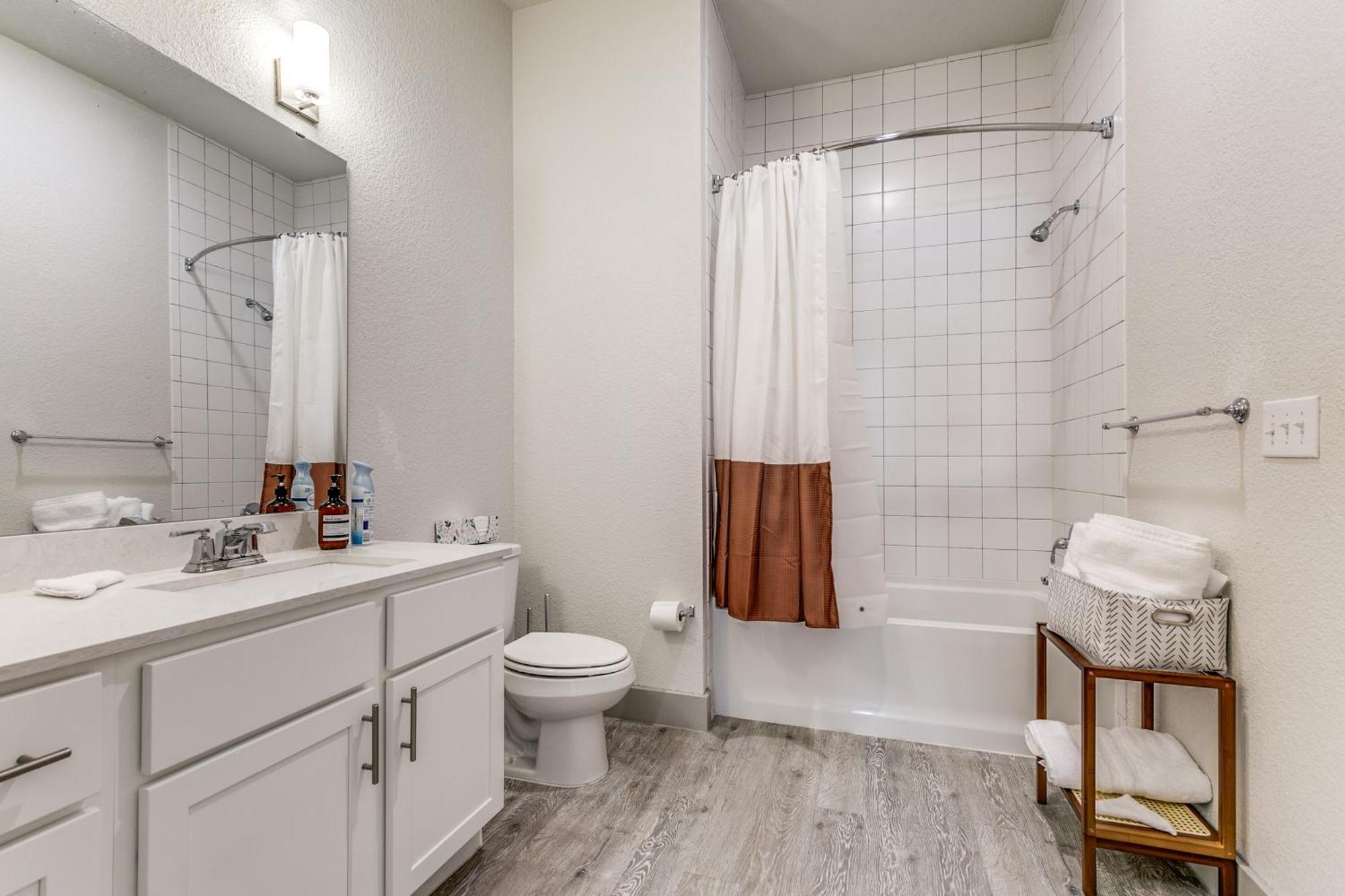 Lush Downtown Condo On Riverwalk W King Ste, Free Parking, Pet Friendly, Centrally Located On Riverwalk 샌안토니오 외부 사진