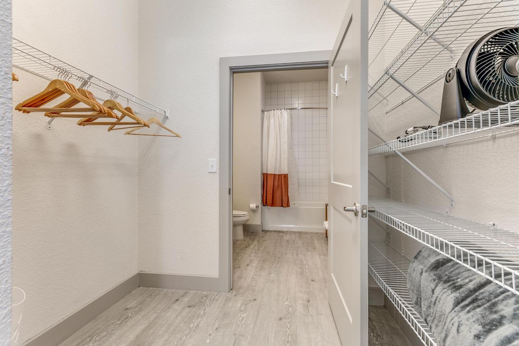 Lush Downtown Condo On Riverwalk W King Ste, Free Parking, Pet Friendly, Centrally Located On Riverwalk 샌안토니오 외부 사진
