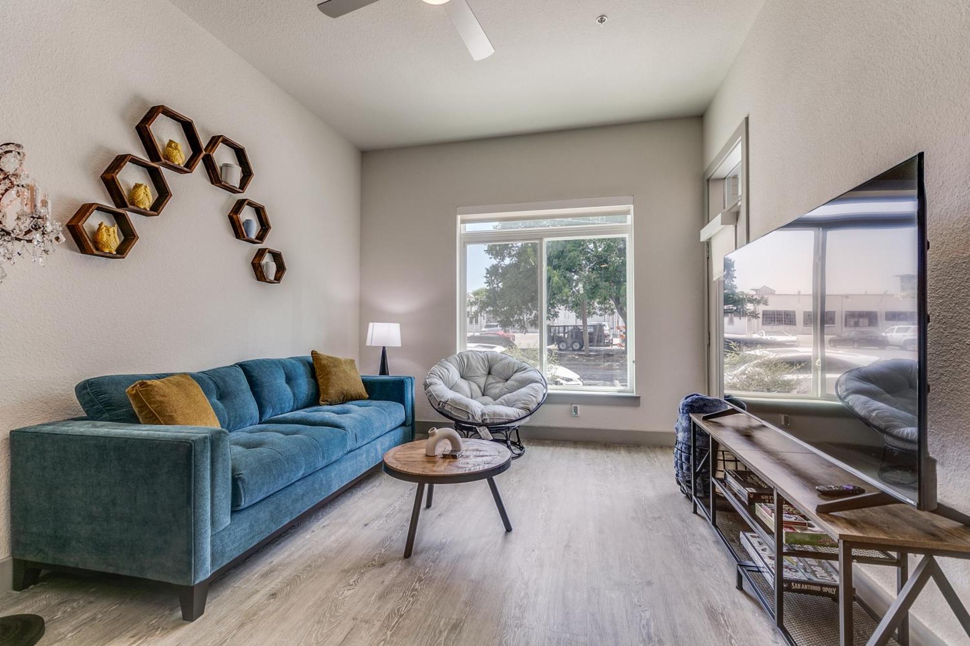 Lush Downtown Condo On Riverwalk W King Ste, Free Parking, Pet Friendly, Centrally Located On Riverwalk 샌안토니오 외부 사진